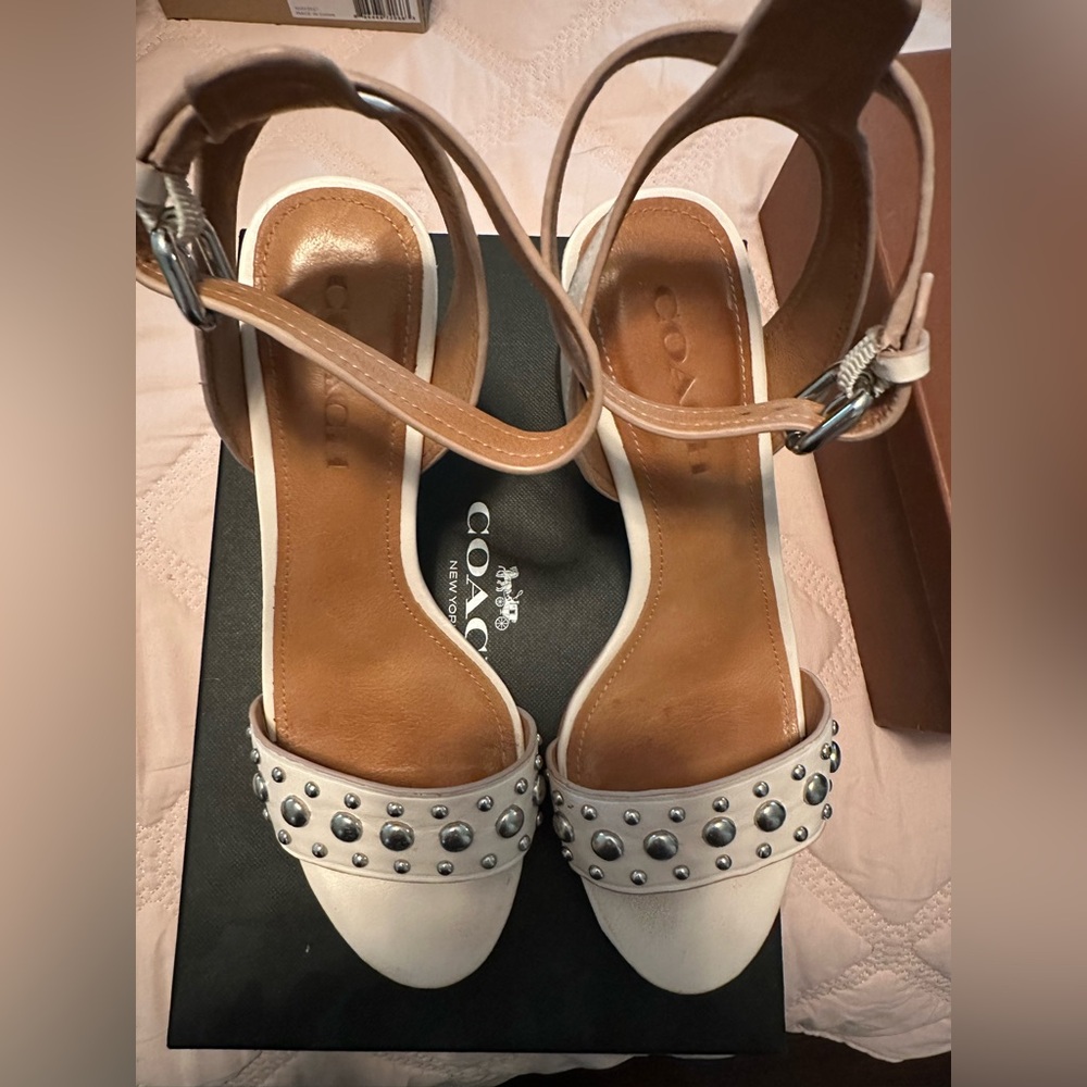 PAIGE Cream Sandals Elegant Design
